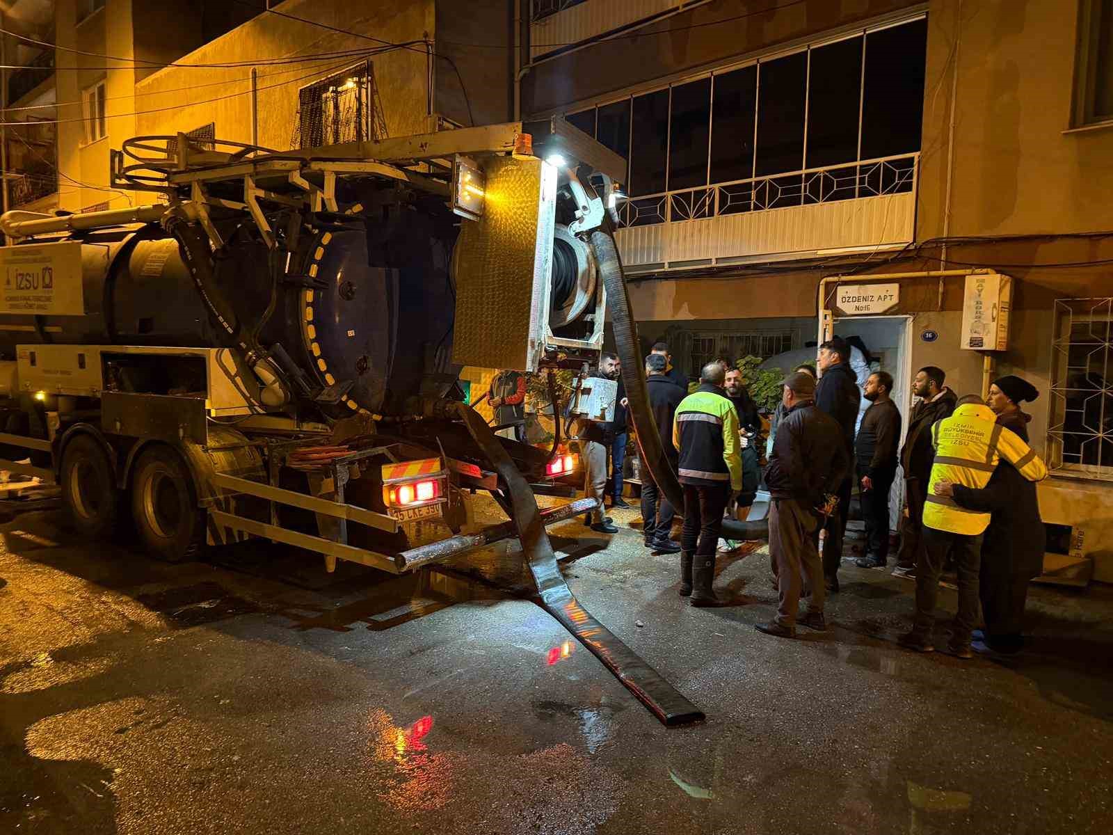 İzmir gece sağanak yağışa teslim oldu, ekipler gece boyunca sahada görev yaptı
