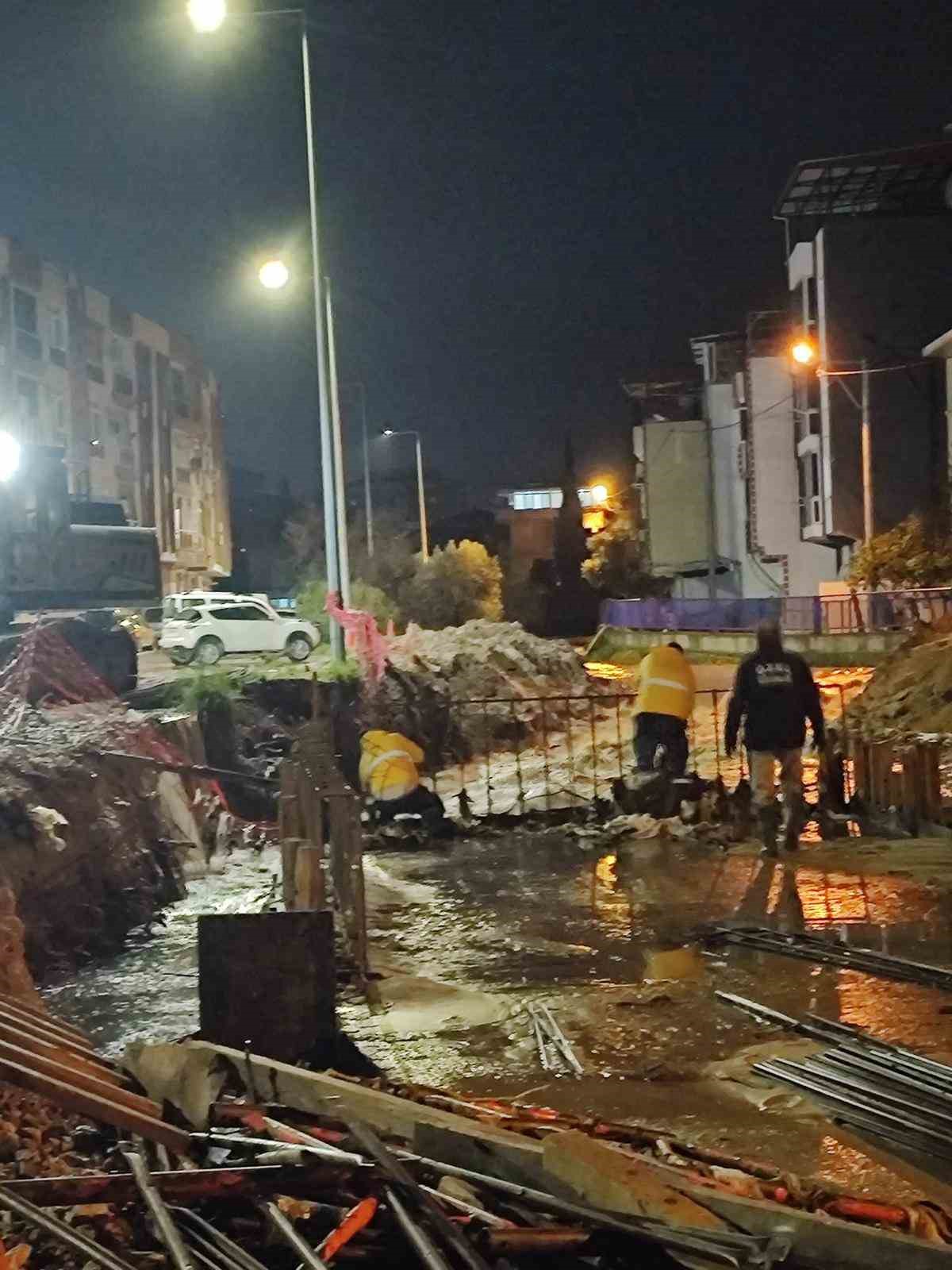 İzmir gece sağanak yağışa teslim oldu, ekipler gece boyunca sahada görev yaptı
