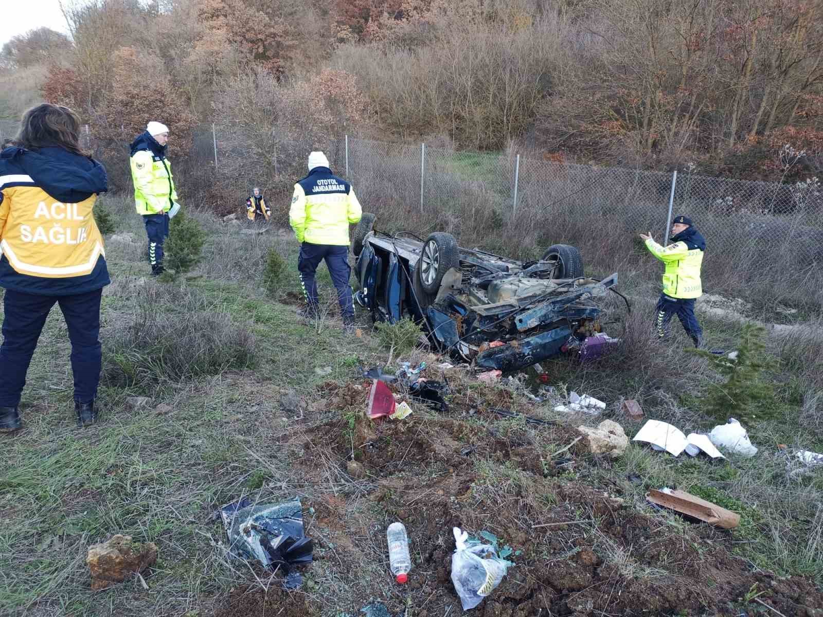 İzmir-İstanbul Otoyolu’nda feci kaza: Otomobil şarampole yuvarlandı
