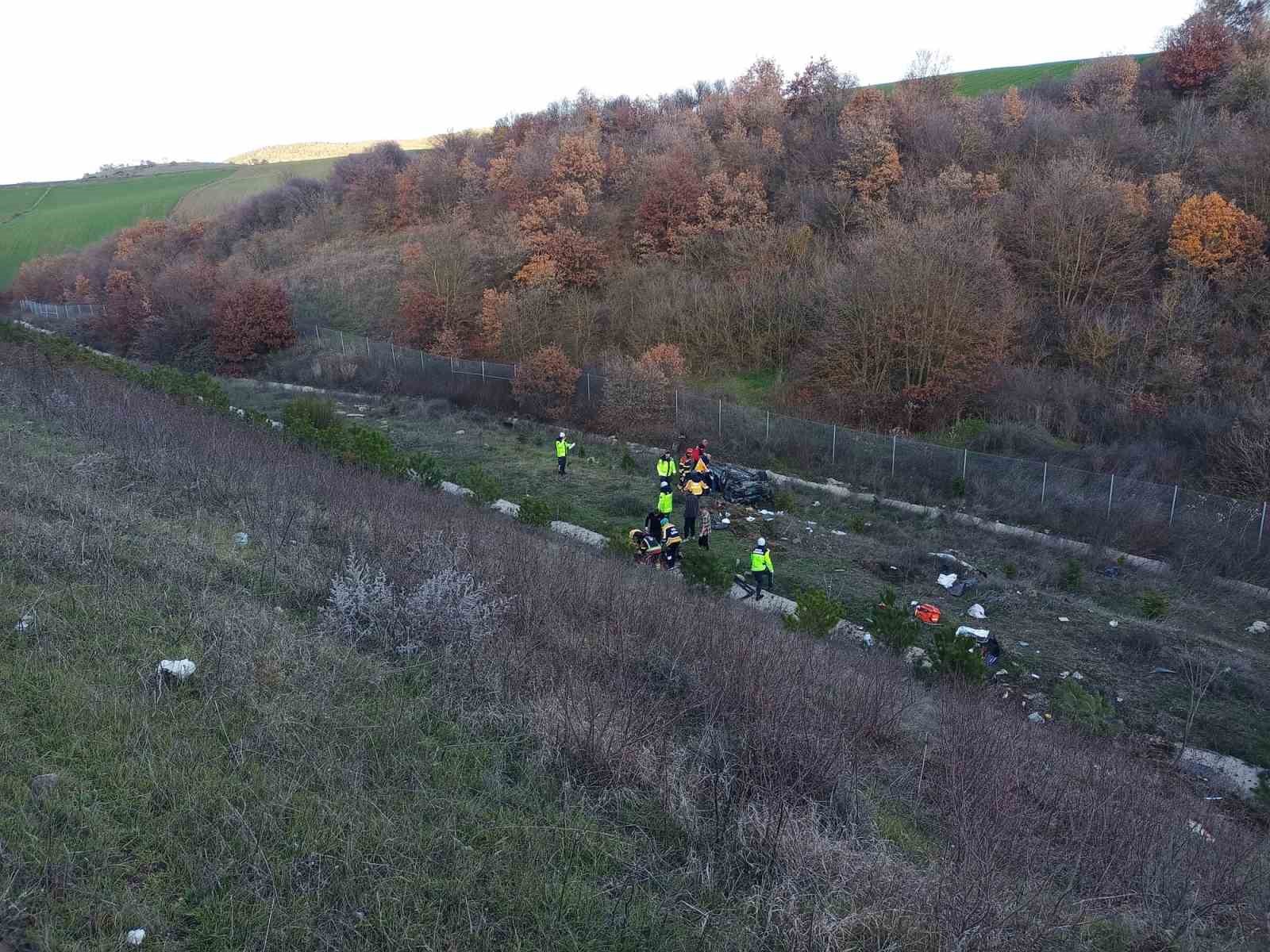 İzmir-İstanbul Otoyolu’nda feci kaza: Otomobil şarampole yuvarlandı
