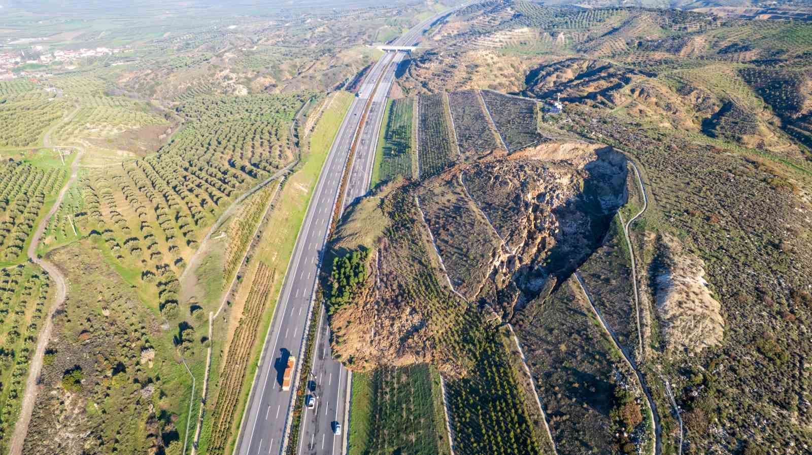 İzmir - İstanbul otoyolunda korkutan heyelan
