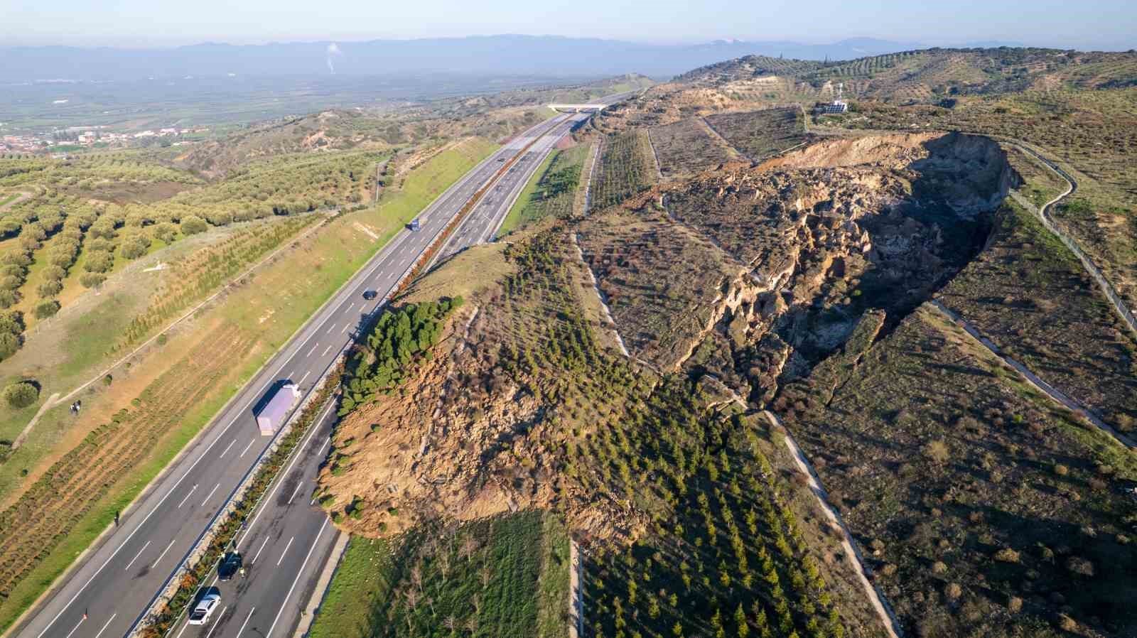 İzmir - İstanbul otoyolunda korkutan heyelan
