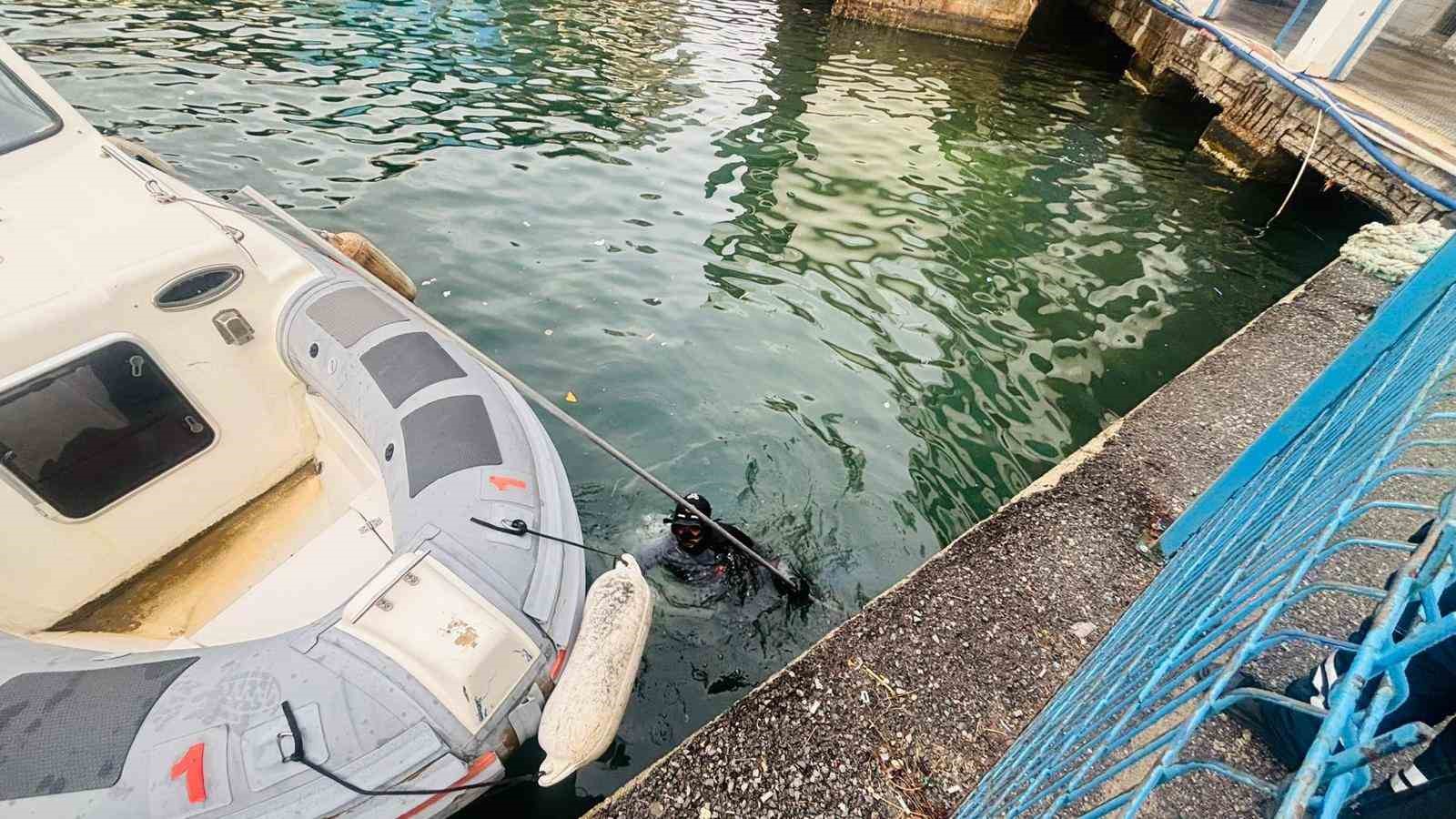 İzmir İtfaiyesi, iskele altında sıkışan kediyi kurtardı
