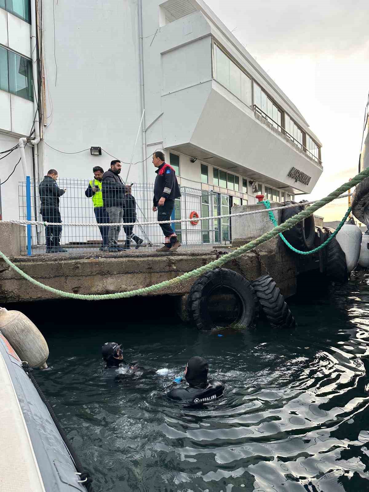 İzmir İtfaiyesi, iskele altında sıkışan kediyi kurtardı
