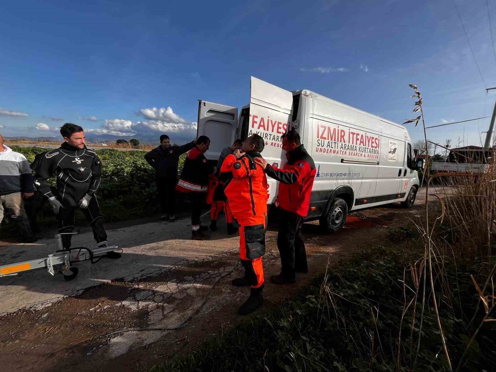 İzmir İtfaiyesi tavuk çiftliğinde mahsur kalan hayvanlar için zamanla yarıştı

