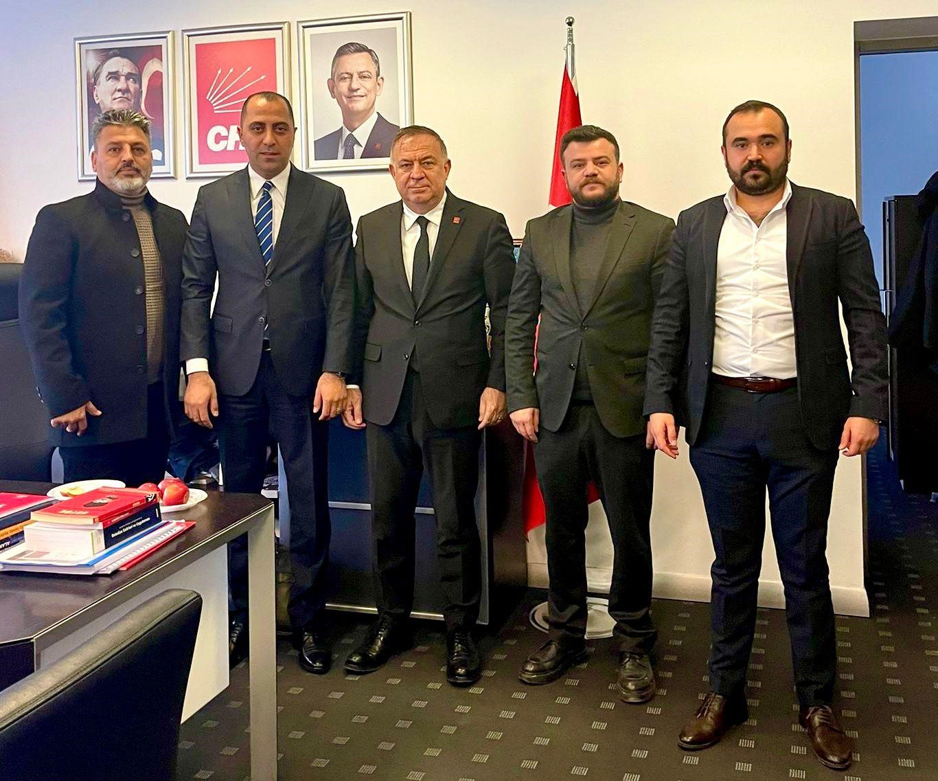 İzmir kentsel dönüşüm mağdurları CHP yönetimine tepki gösterdi
İzmir kentsel dönüşüm mağdurları CHP yönetimine tepki gösterdi