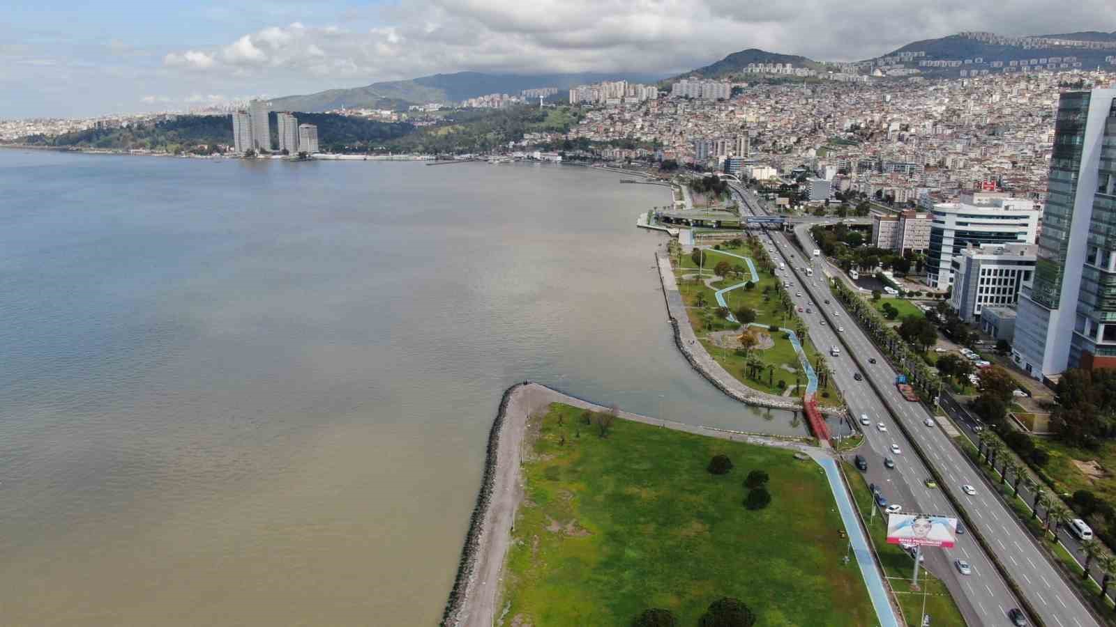 İzmir Körfezi’nde sağanak yağış sonrası renk değişimi
