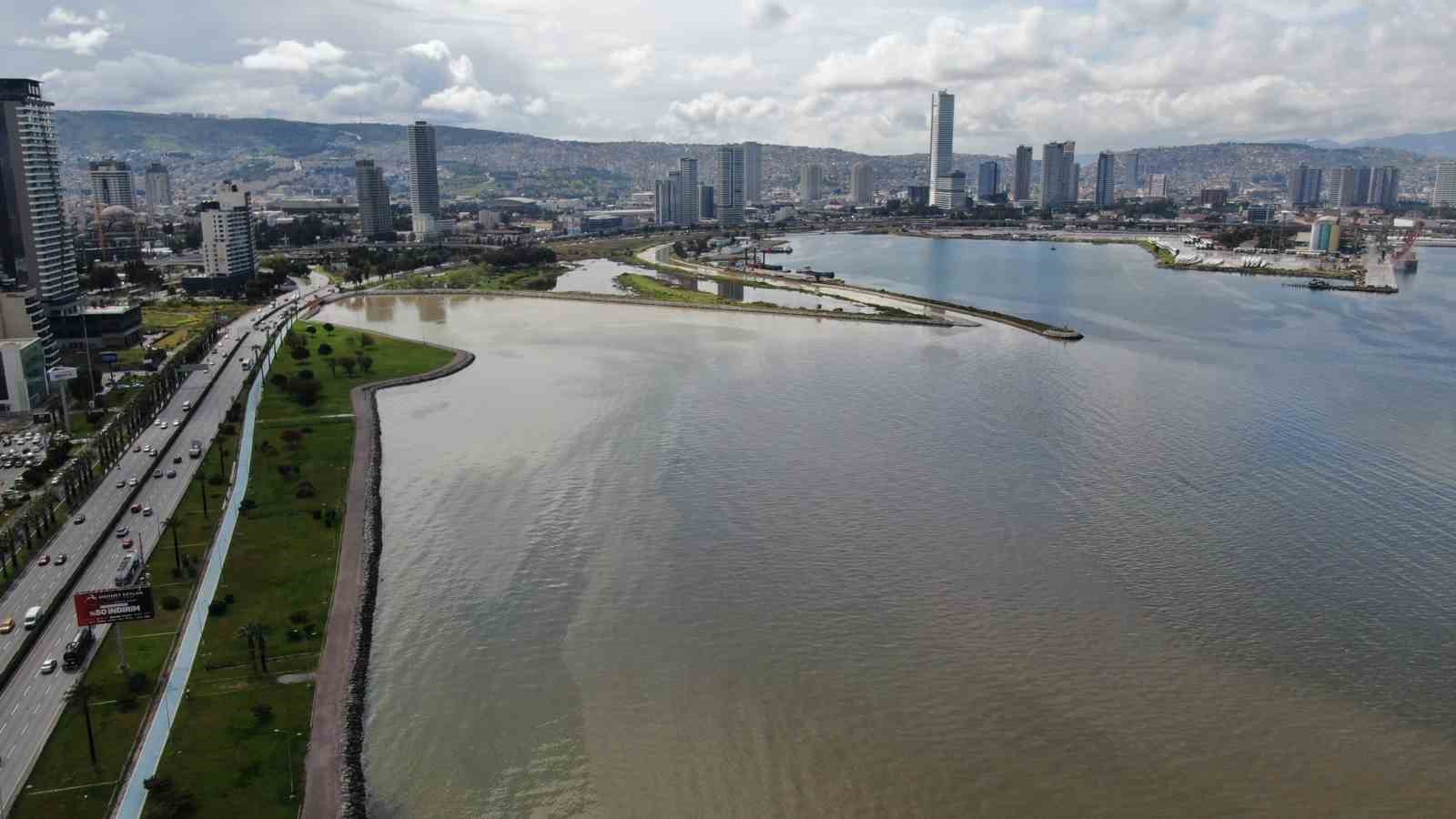 İzmir Körfezi’nde sağanak yağış sonrası renk değişimi
