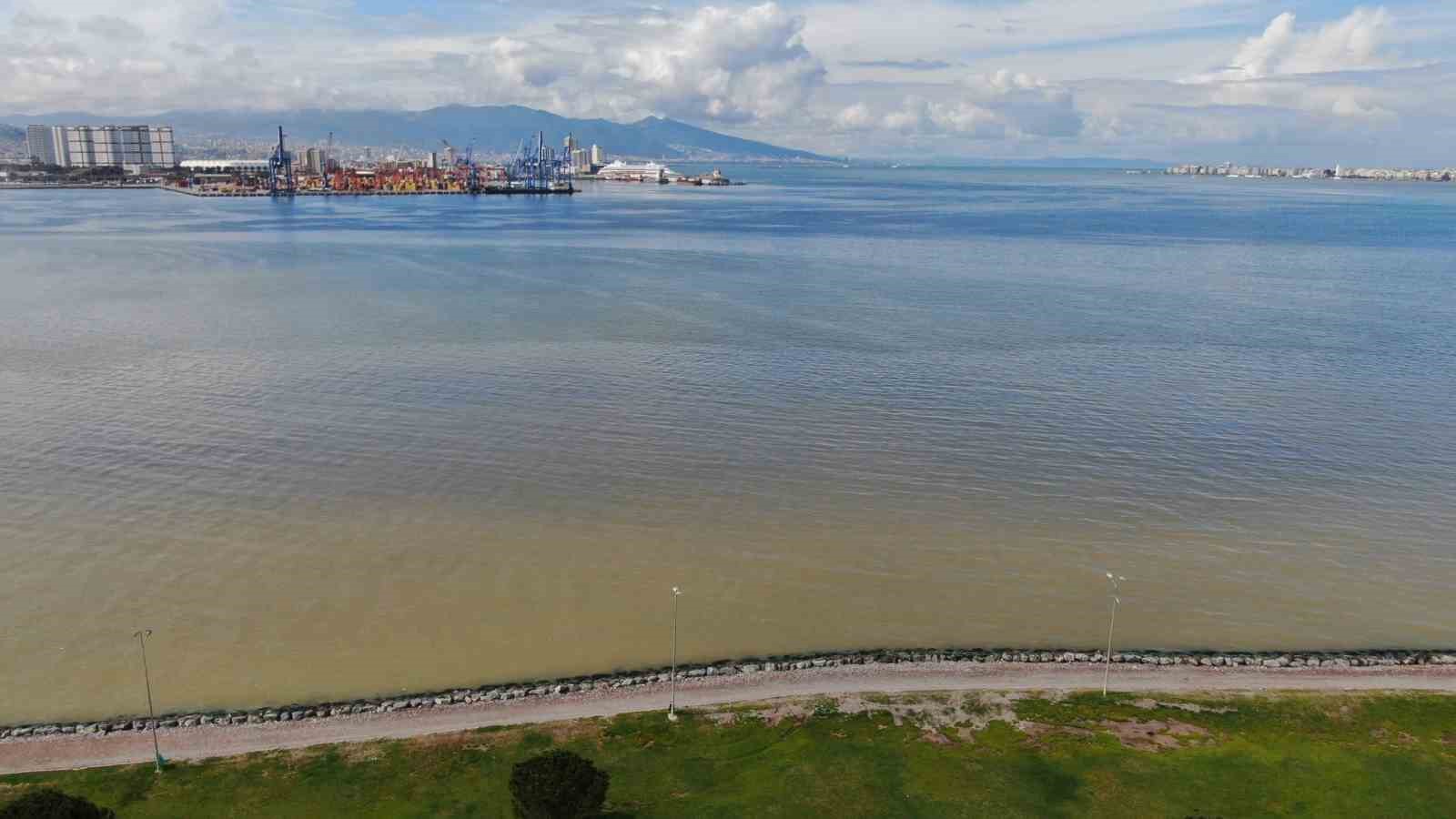İzmir Körfezi’nde sağanak yağış sonrası renk değişimi
