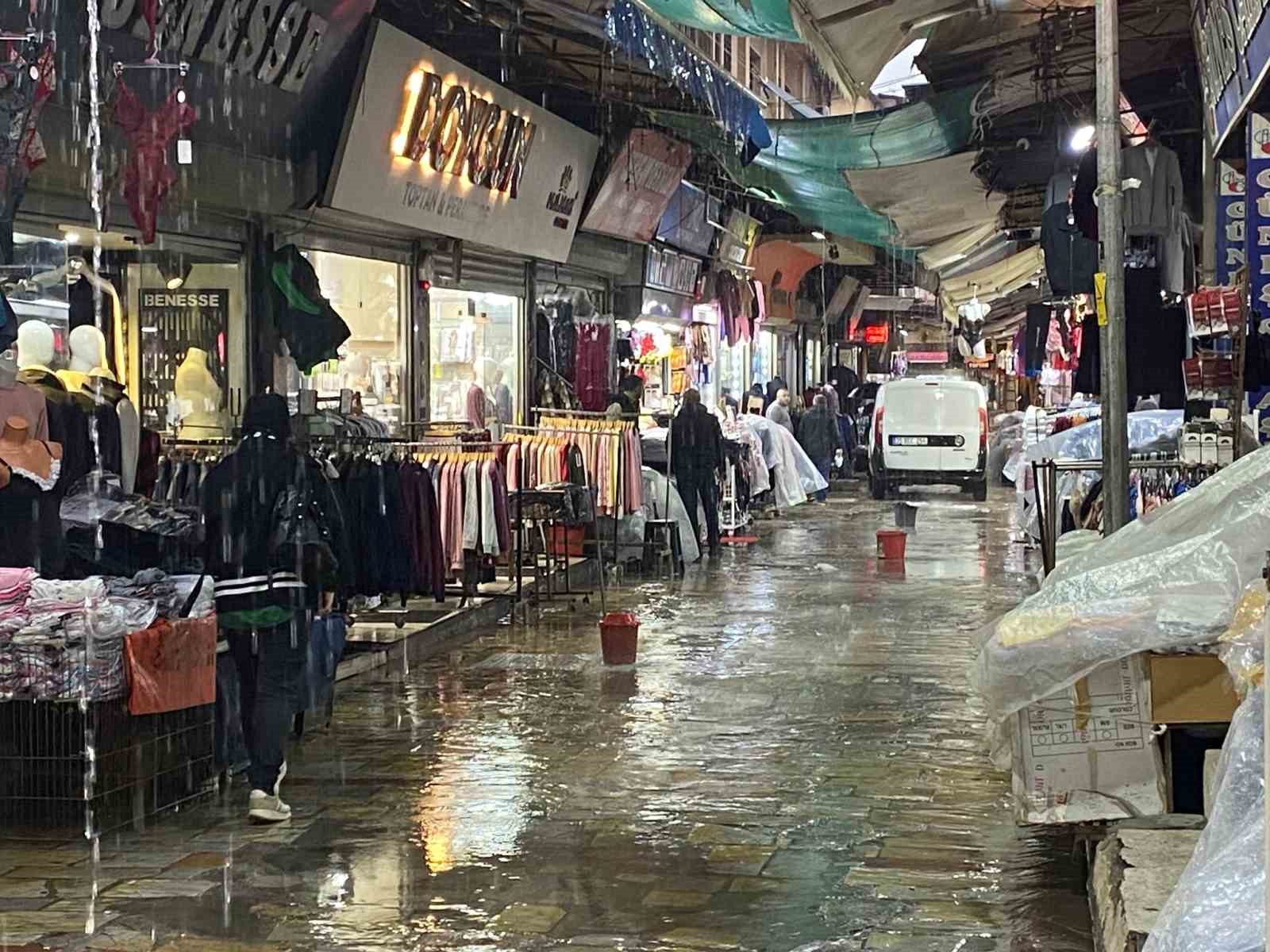 İzmir tarihi Kemeraltı Çarşısı sular altında
İzmir tarihi Kemeraltı Çarşısı sular altında