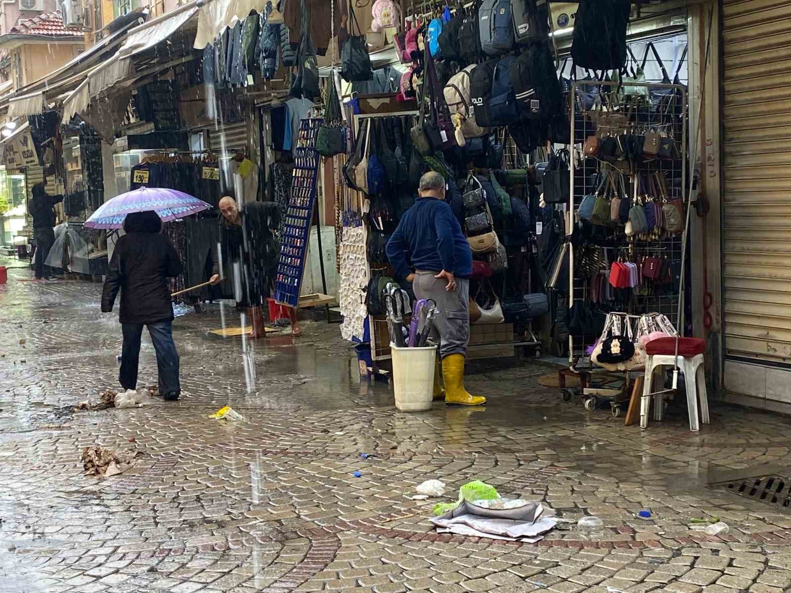 İzmir tarihi Kemeraltı Çarşısı sular altında
İzmir tarihi Kemeraltı Çarşısı sular altında