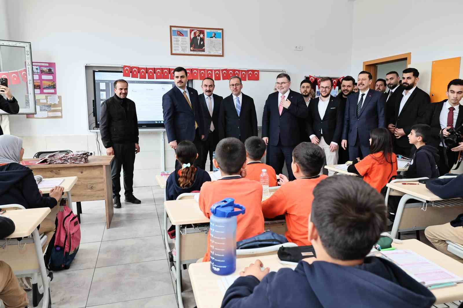 İzmir’de 1 milyar lirayı aşan yatırımla 20 yeni okul eğitime açıldı
