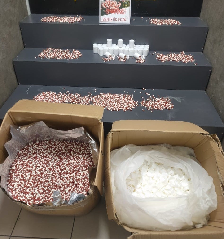 İzmir’de 104 bin adet uyuşturucu hap ele geçirildi
