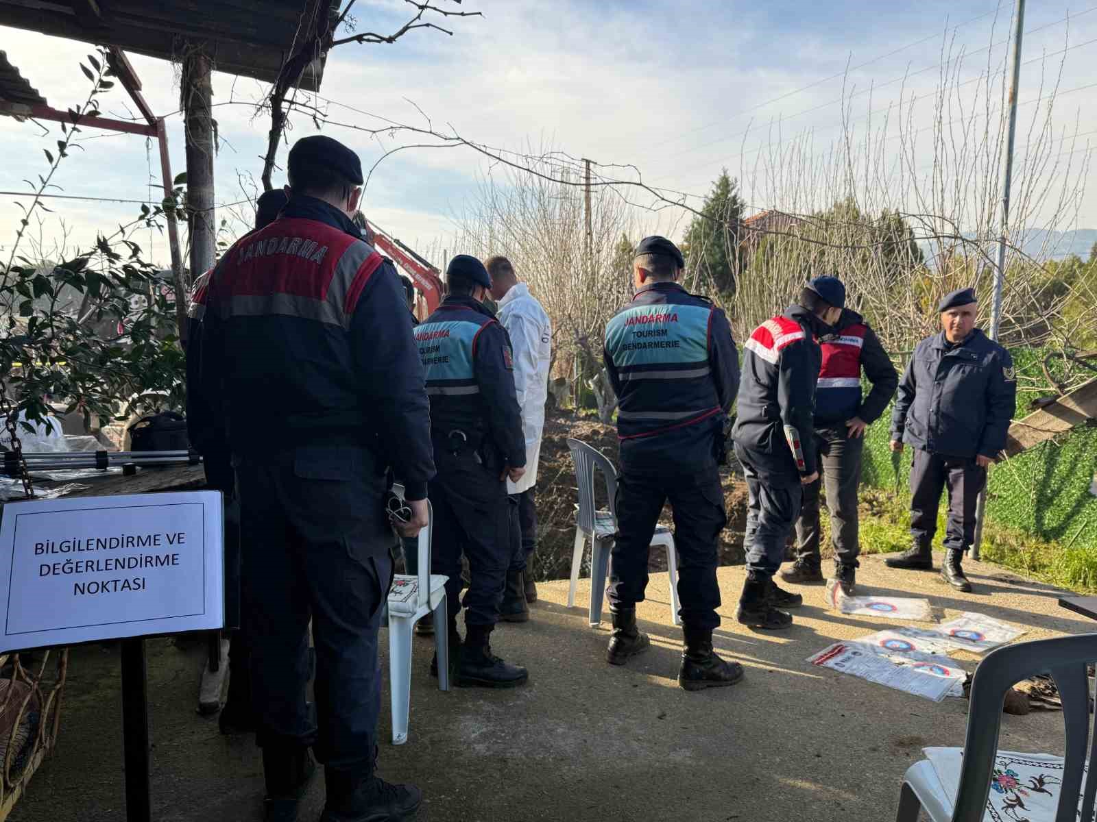 İzmir’de 17 yıldır kayıp kadının cesedi eski eniştesinin bahçesinde bulundu
