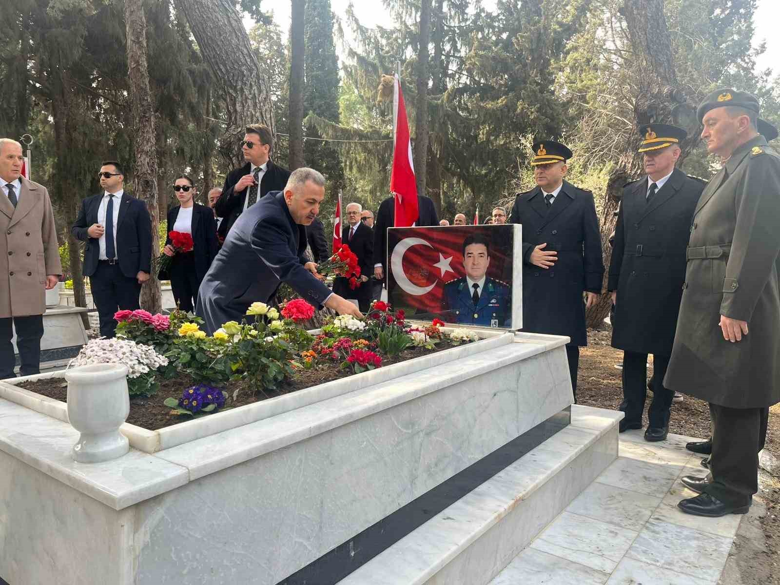 İzmir’de 18 Mart Çanakkale Deniz Zaferi’nin 111. yıl dönümünde şehitler anıldı
