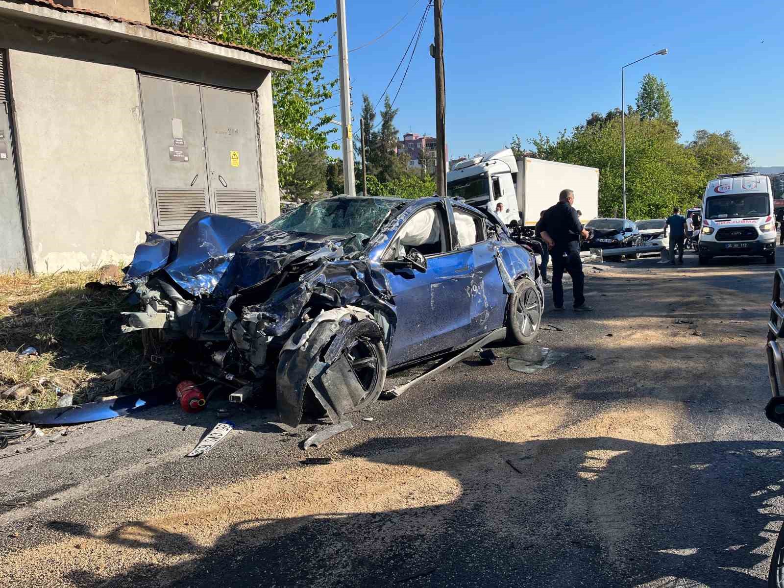 İzmir’de 1’i polis 3 kişinin hayatını kaybettiği kazada lojistik firmasının sahibi gözaltına alındı
