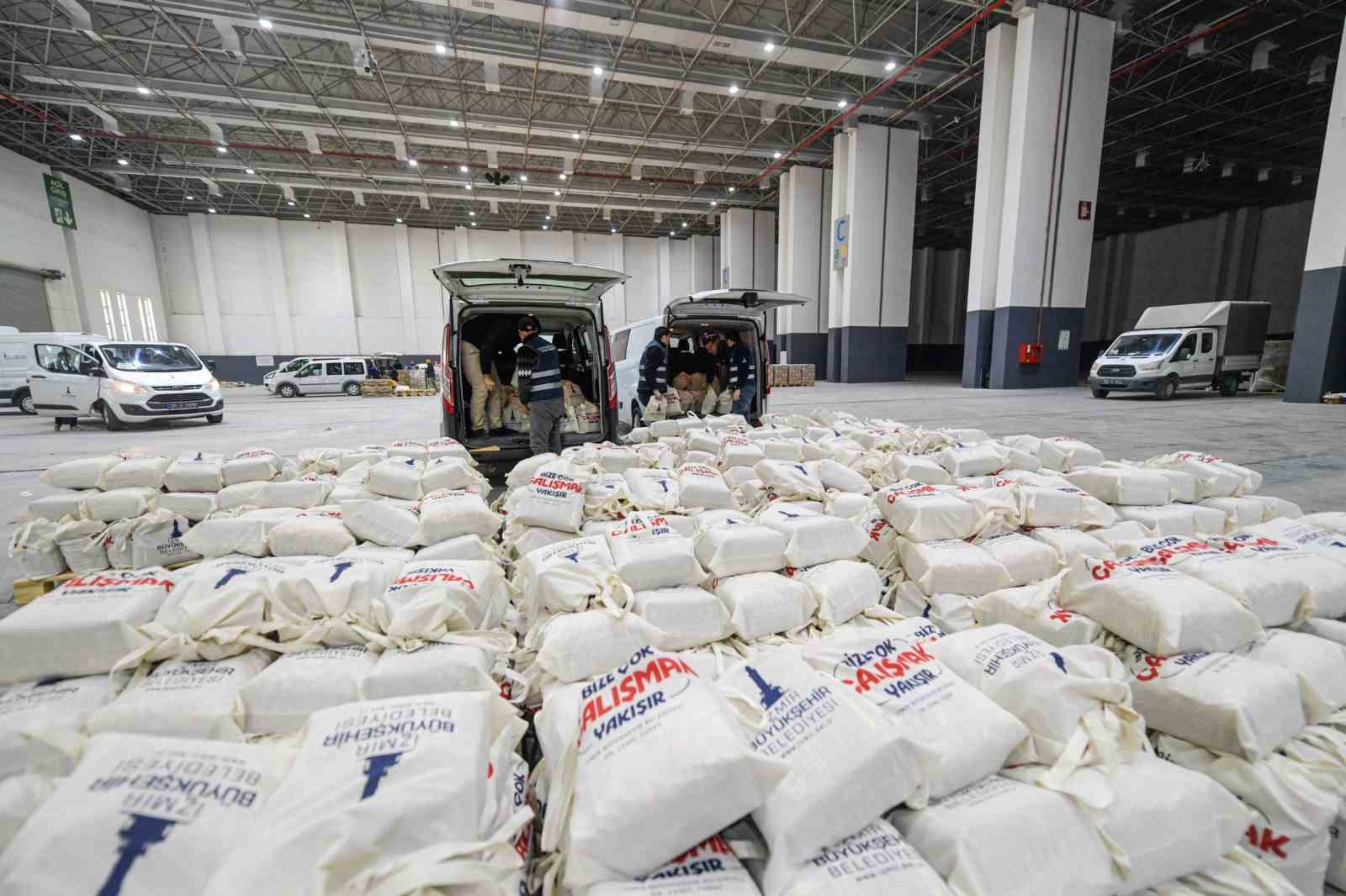 İzmir’de 24 bin haneye kahvaltı paketi dağıtımı başladı
