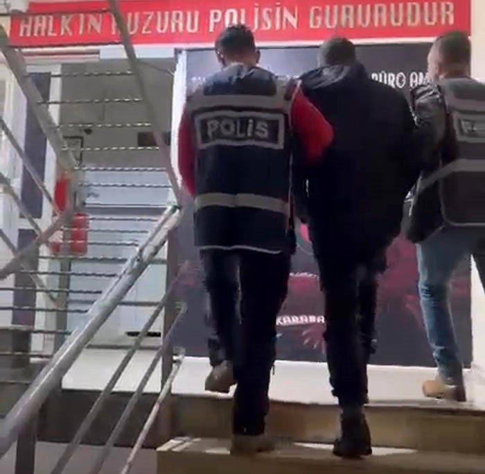 İzmir’de 31 yıl hapisle aranan hükümlü hurda aracın bagajında yakalandı
İzmir’de 31 yıl hapisle aranan hükümlü hurda aracın bagajında yakalandı