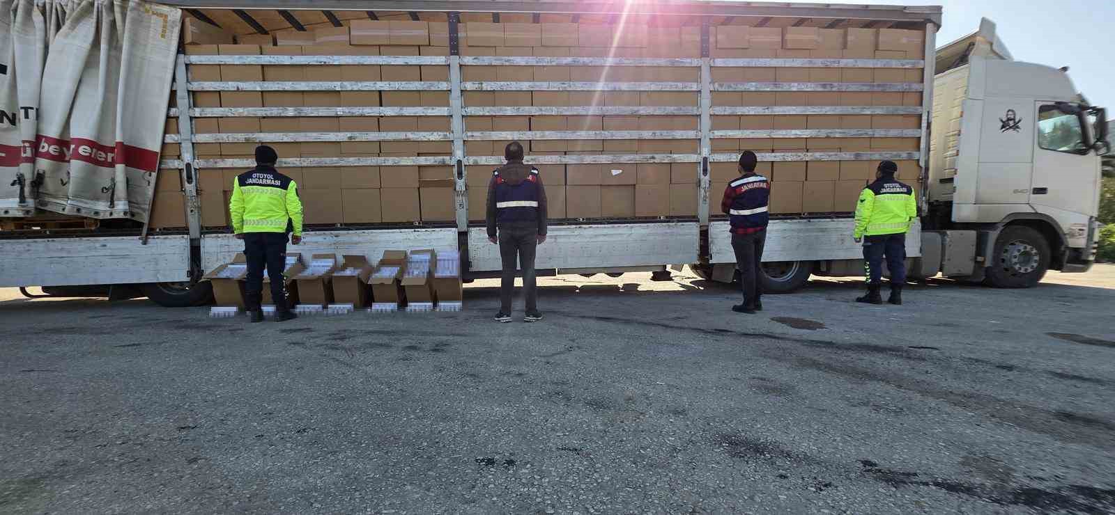 İzmir’de 35 milyon lira değerinde kaçak sigara ele geçirildi: 3 tutuklama
