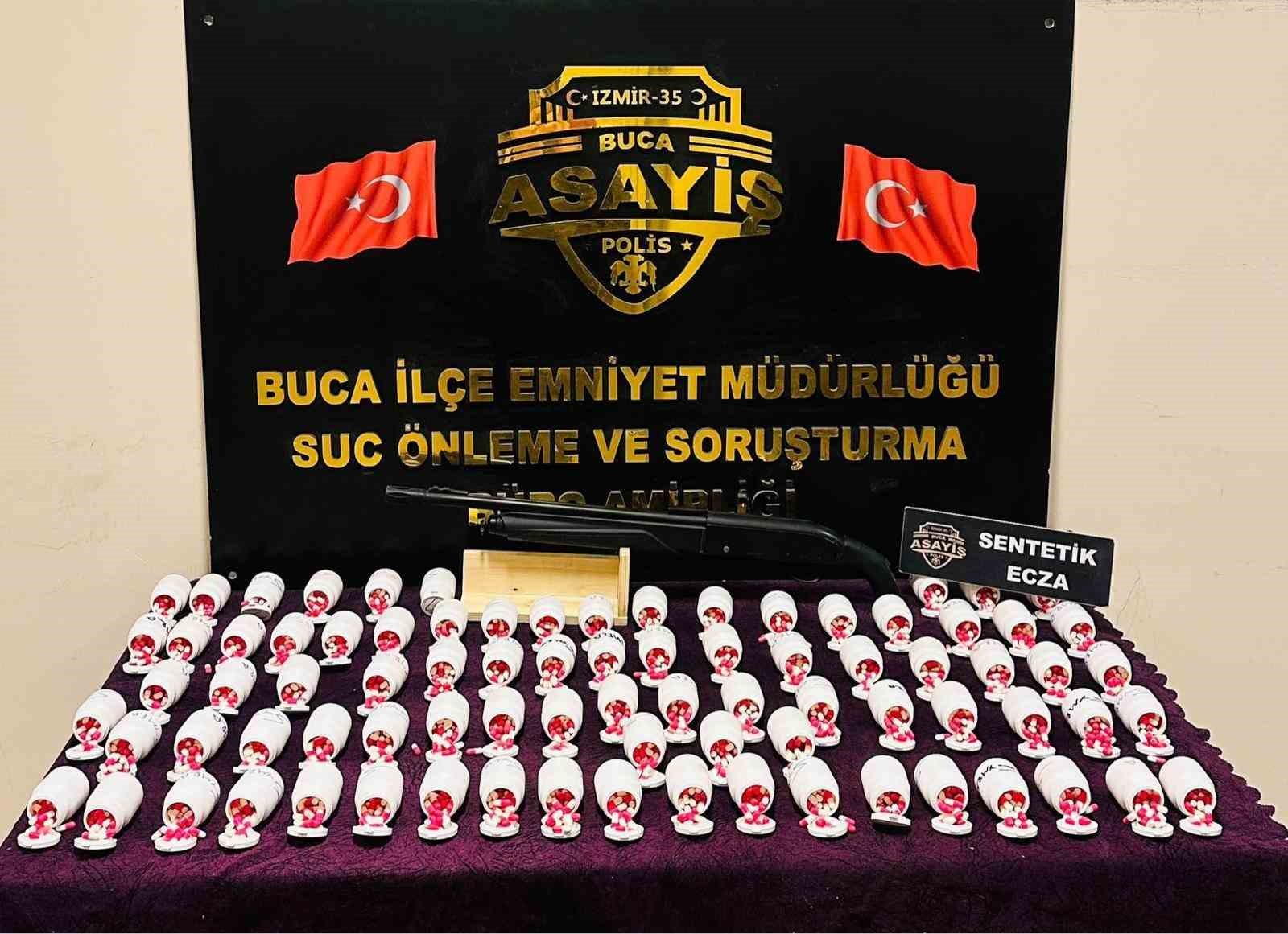 İzmir’de 5 bine yakın uyuşturucu hap ele geçirildi
