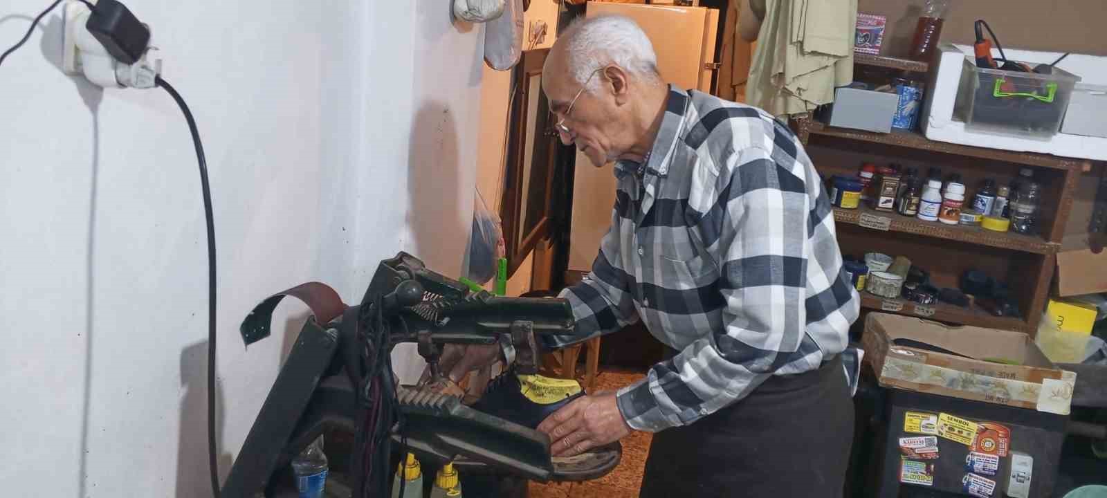 İzmir’de 60 yıllık ayakkabı ustası teknolojiye karşı direniyor
