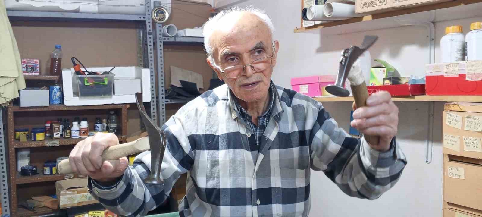 İzmir’de 60 yıllık ayakkabı ustası teknolojiye karşı direniyor
