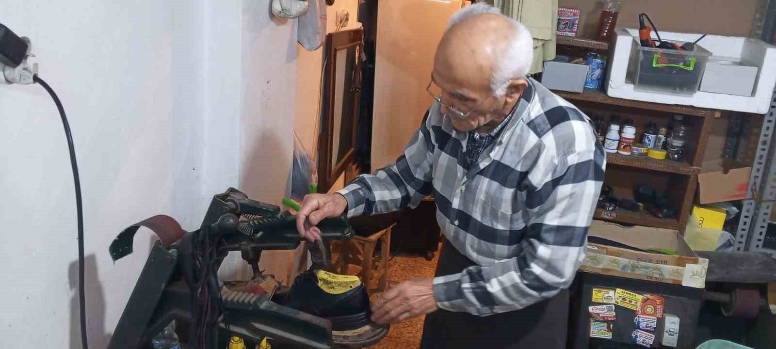 İzmir’de 60 yıllık ayakkabı ustası teknolojiye karşı direniyor
