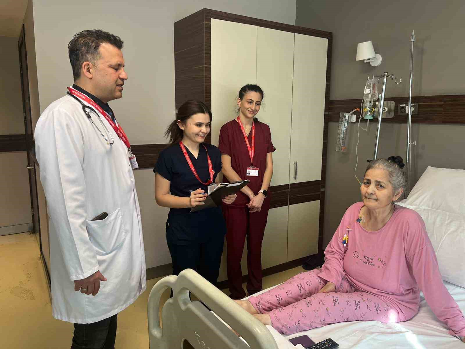 İzmir’de akciğerini kaybeden hasta karın dokusu nakliyle sağlığına kavuştu
İzmir’de akciğerini kaybeden hasta karın dokusu nakliyle sağlığına kavuştu