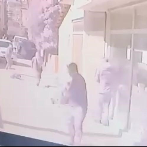 İzmir’de alacak verecek kavgası kanlı bitti: 1 yaralı
