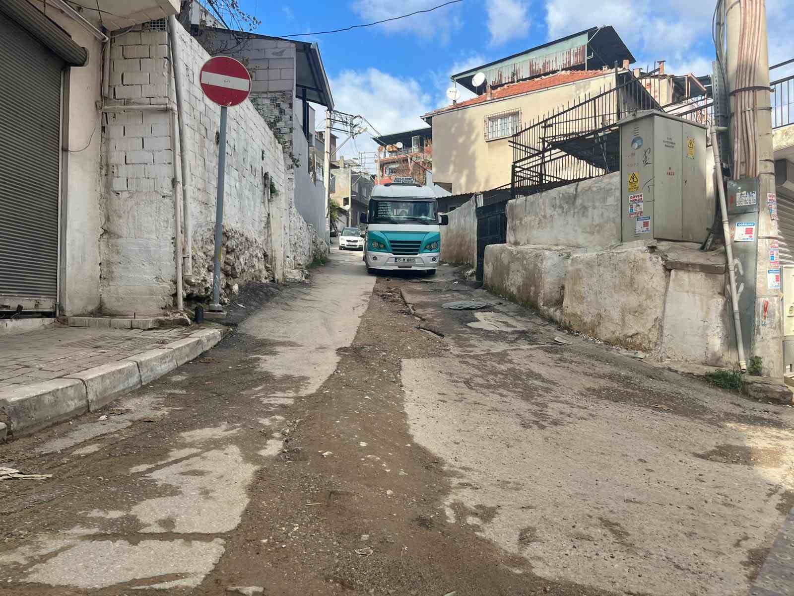 İzmir’de altyapı çalışmaları yolları köstebek yuvasına çevirdi
