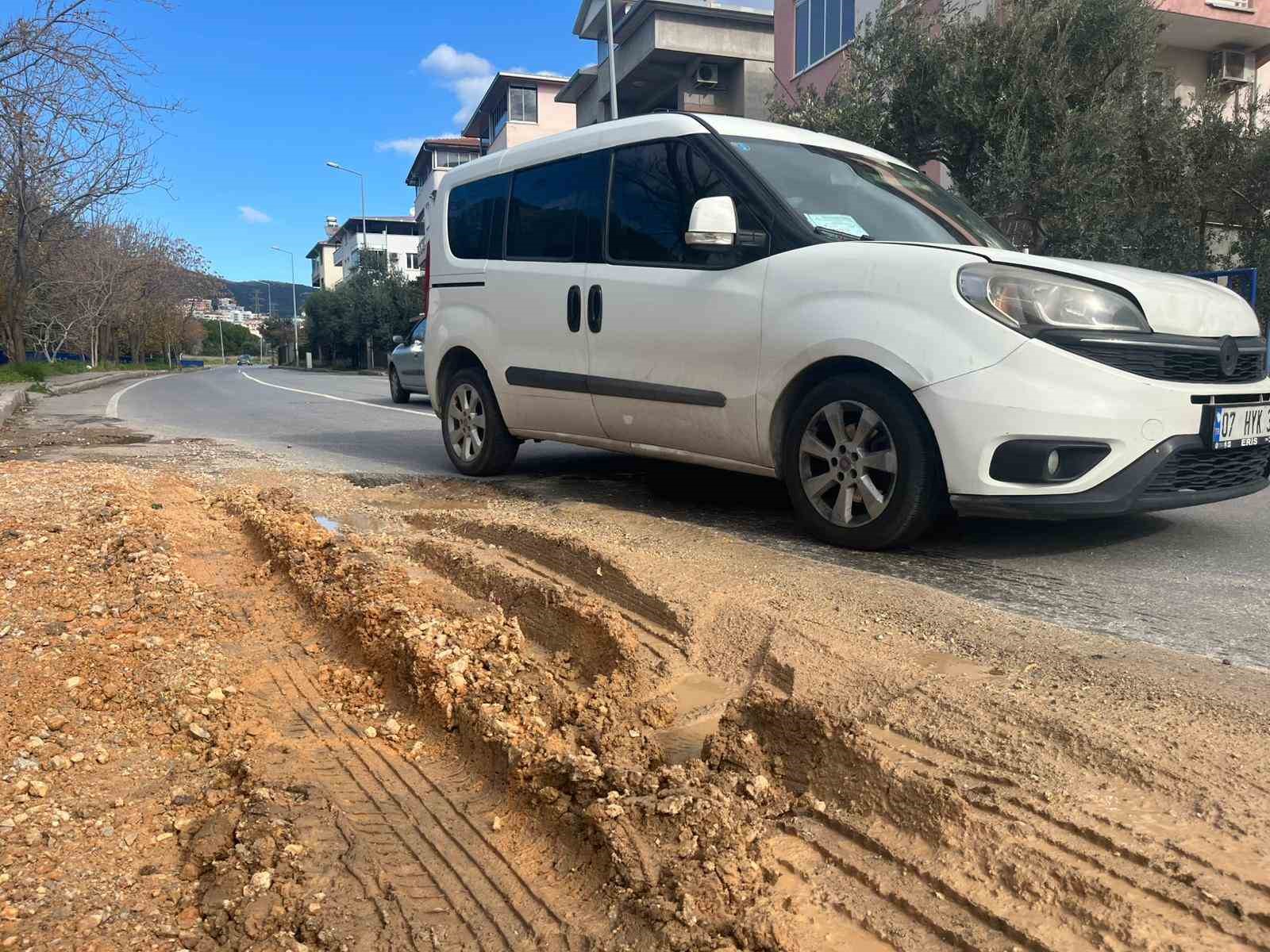 İzmir’de altyapı çalışmaları yolları köstebek yuvasına çevirdi
