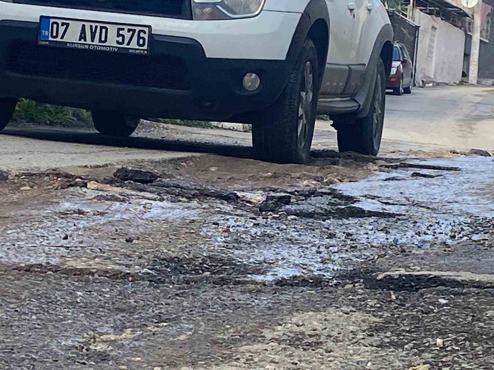 İzmir’de altyapı çalışmaları yolları köstebek yuvasına çevirdi
