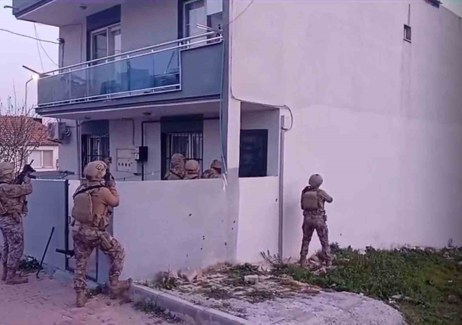 İzmir’de araç ve iş yerine yönelik silahlı saldırıda 2 tutuklama
