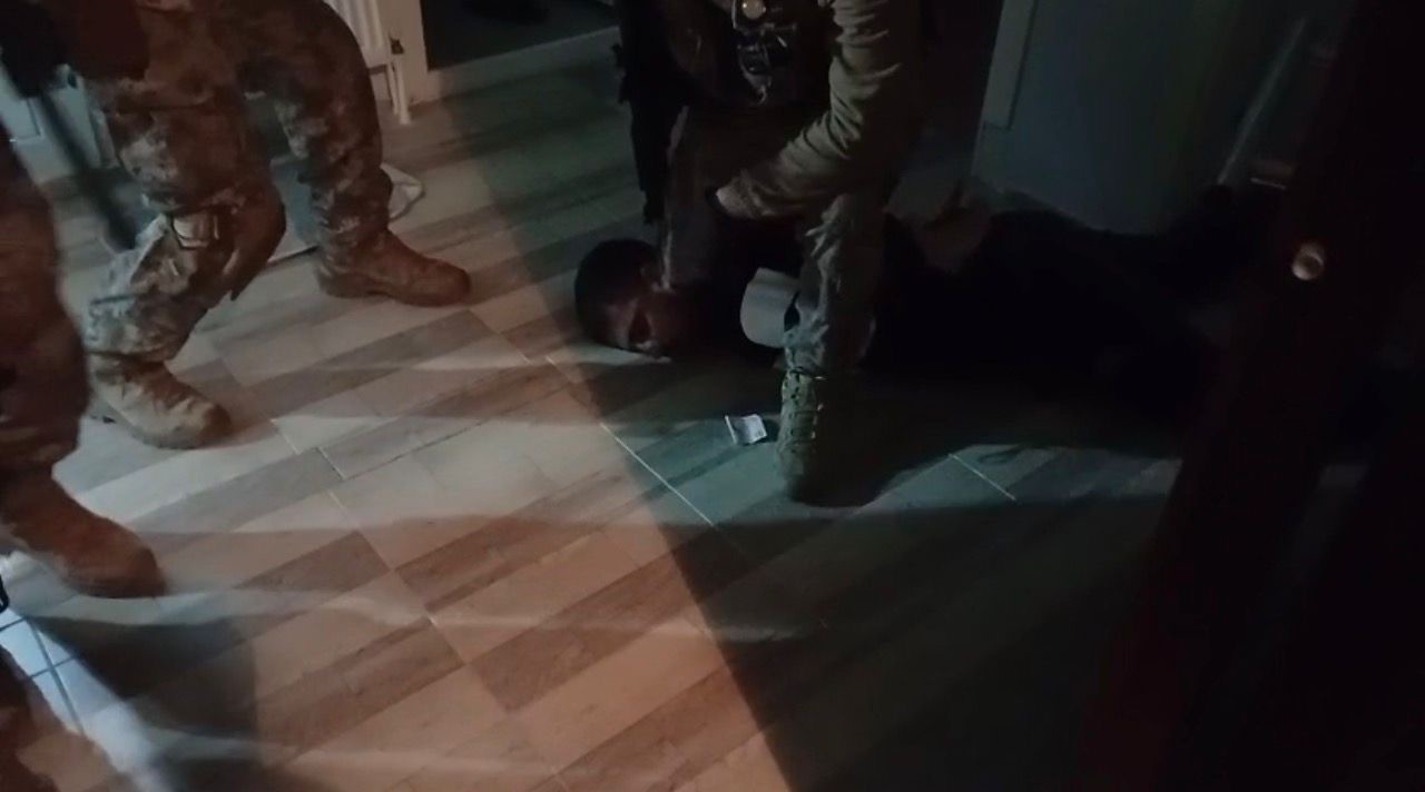 İzmir’de araç ve iş yerine yönelik silahlı saldırıda 2 tutuklama
