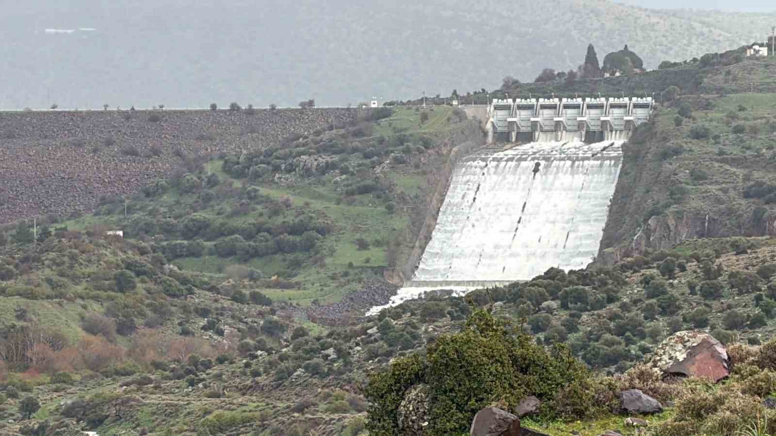 İzmir’de aşırı yağışlar sonrası barajlardan kontrollü su bırakılıyor
