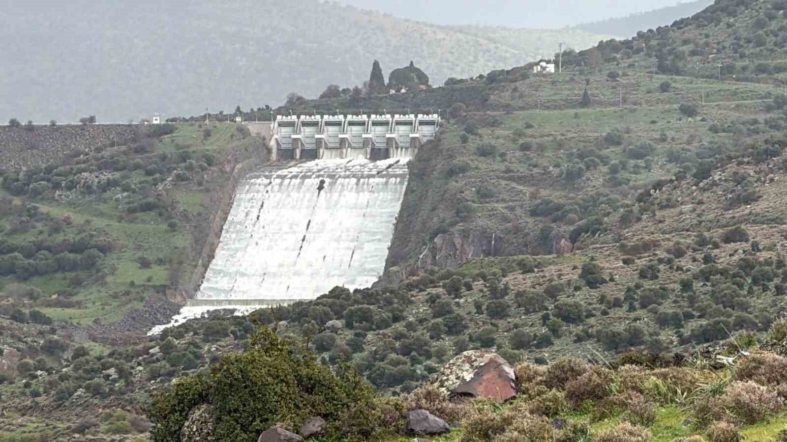 İzmir’de aşırı yağışlar sonrası barajlardan kontrollü su bırakılıyor
