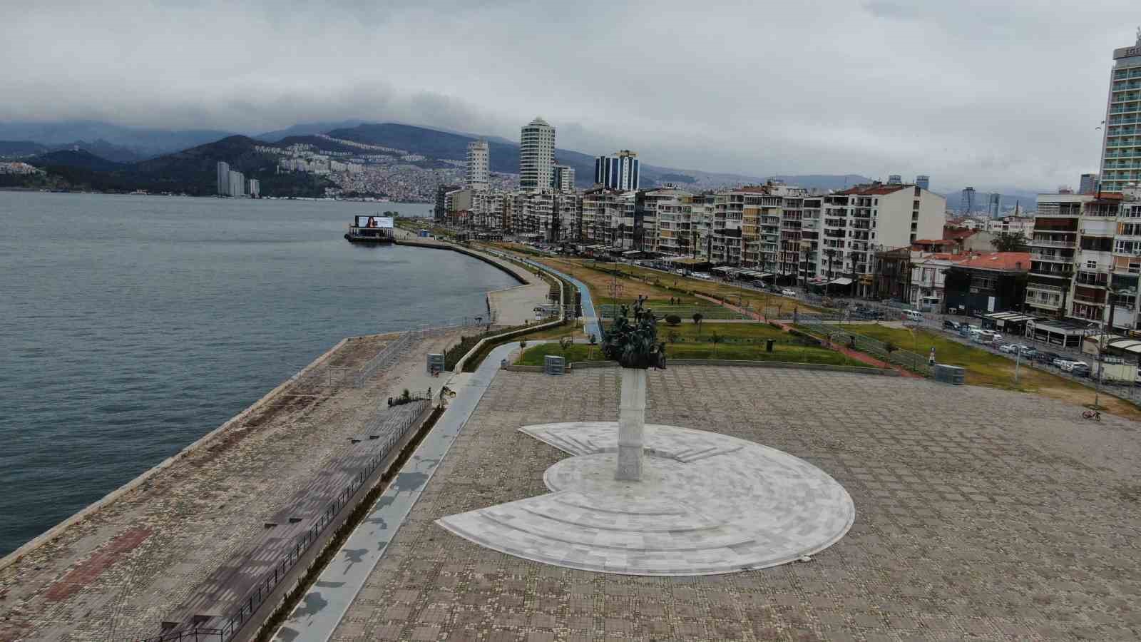 İzmir’de bayram tatili sessizliği Gündoğdu Meydanı’na yansıdı
