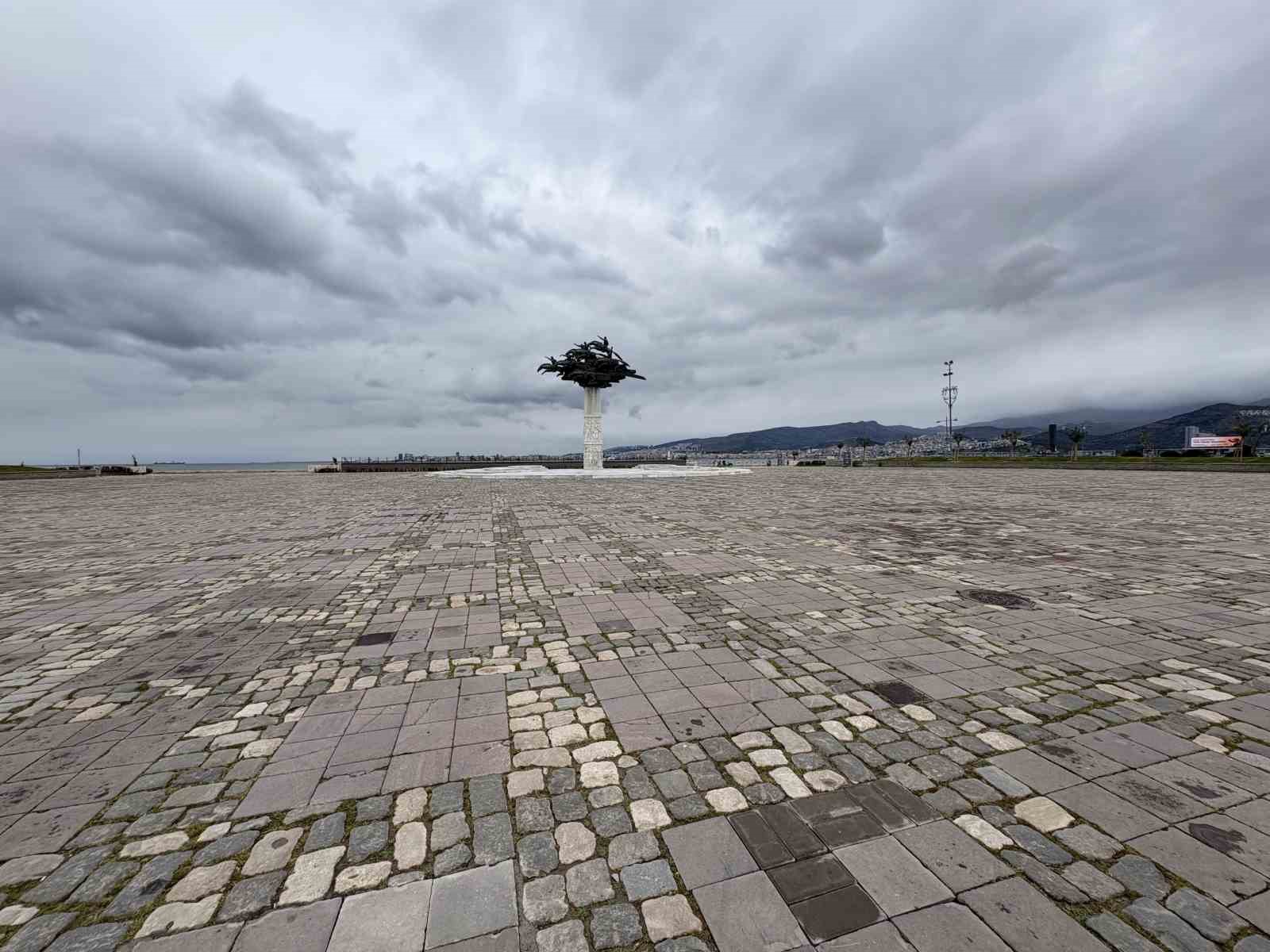 İzmir’de bayram tatili sessizliği Gündoğdu Meydanı’na yansıdı
