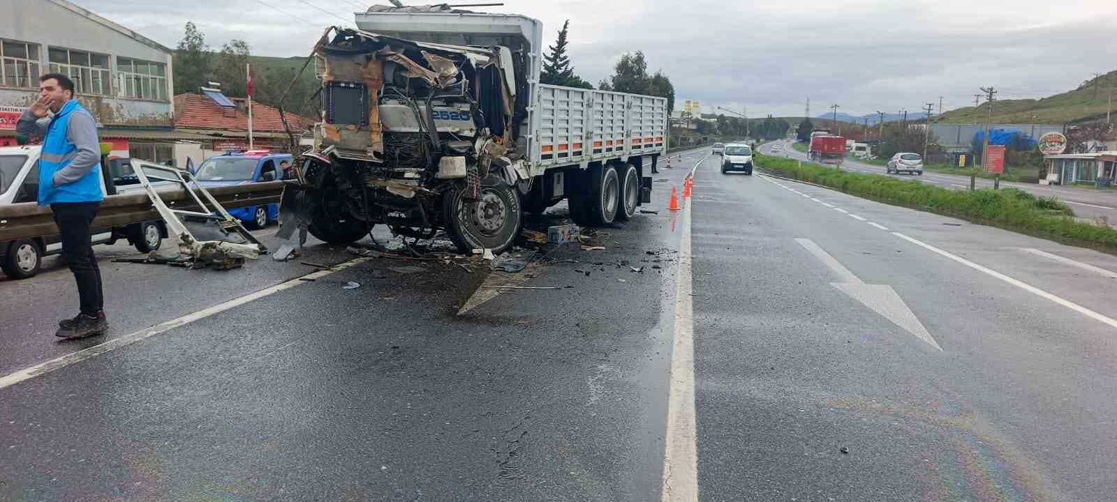 İzmir’de belediye kamyonuna arkadan çarpan sürücü hayatını kaybetti
