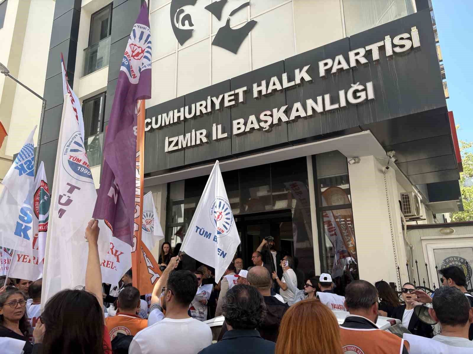 İzmir’de belediye memurları CHP’nin kapısına dayandı
