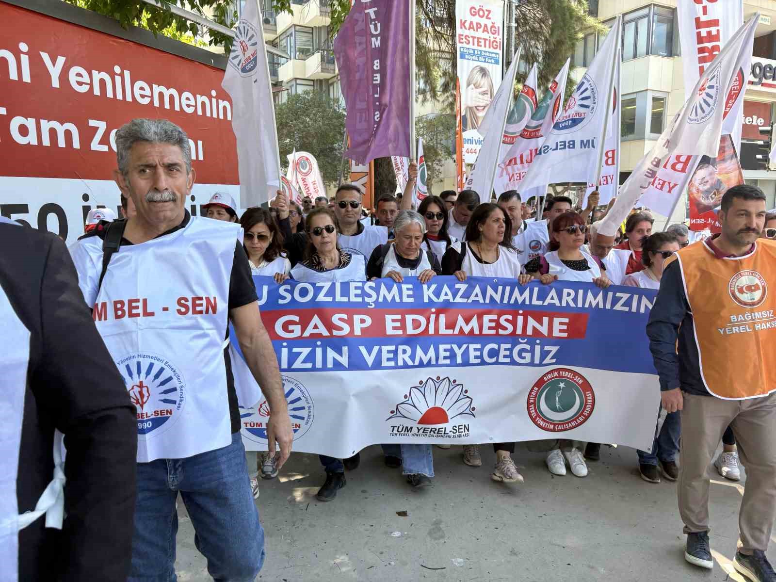 İzmir’de belediye memurları CHP’nin kapısına dayandı
