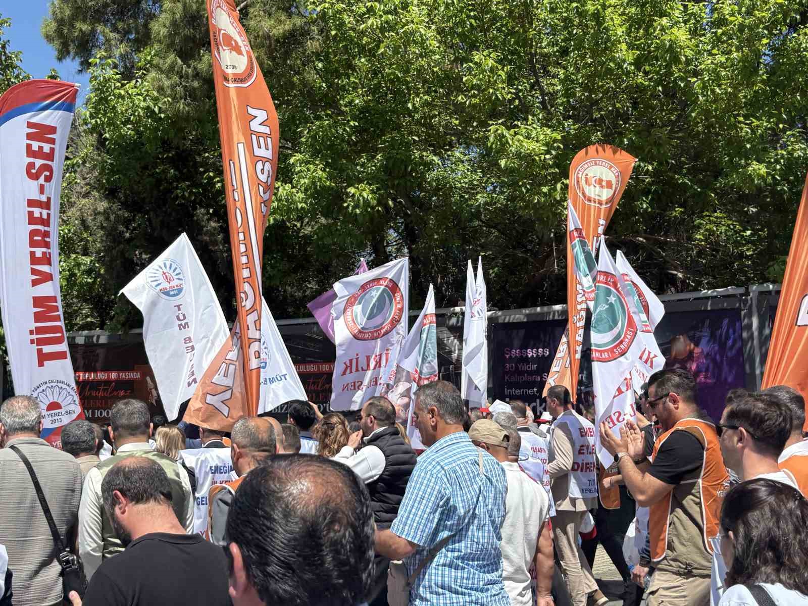 İzmir’de belediye memurları CHP’nin kapısına dayandı
