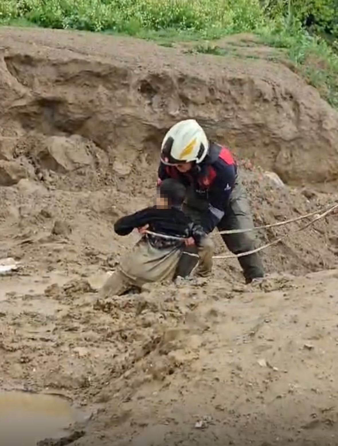 İzmir’de çamura saplanan çocukları itfaiye kurtardı
