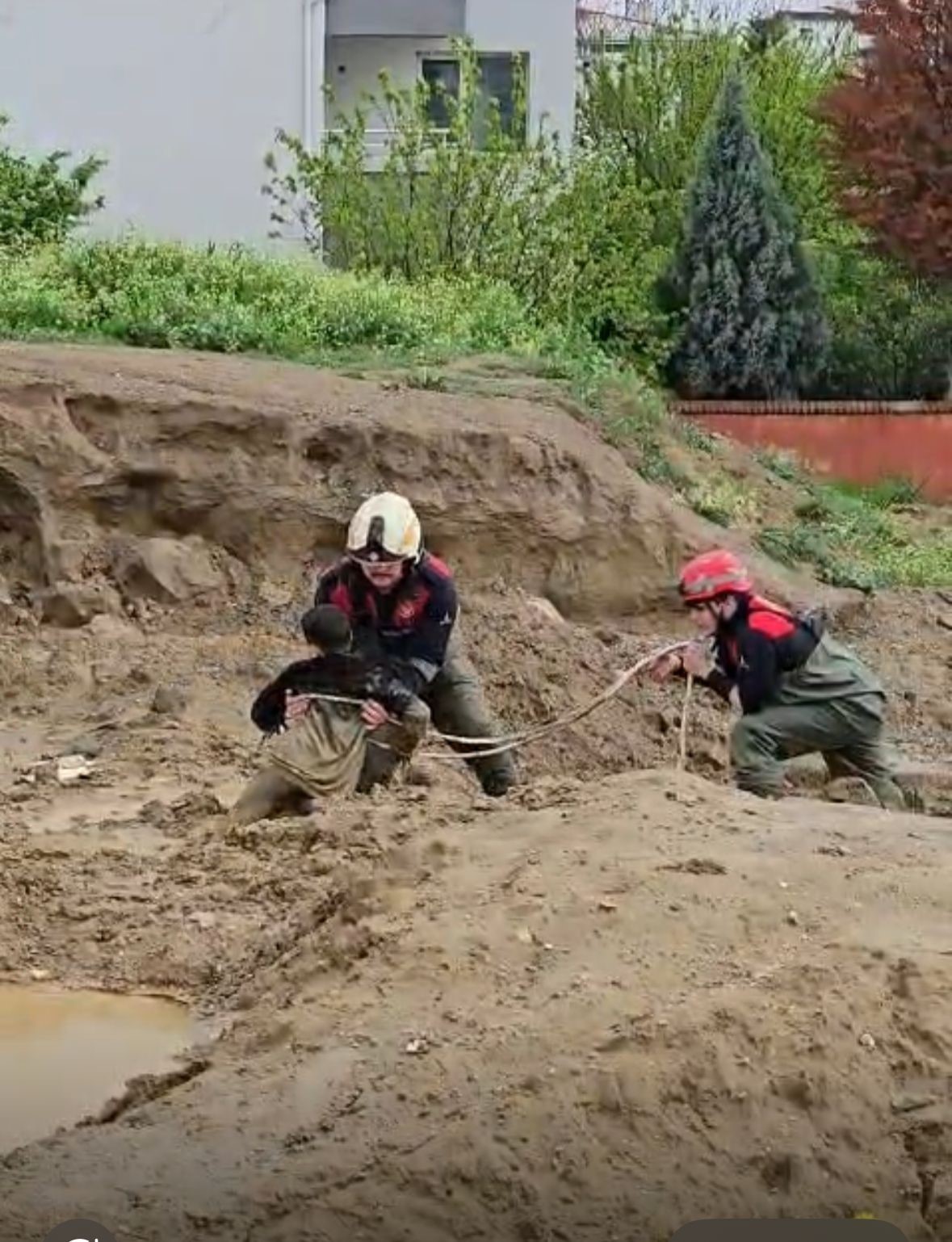 İzmir’de çamura saplanan çocukları itfaiye kurtardı
