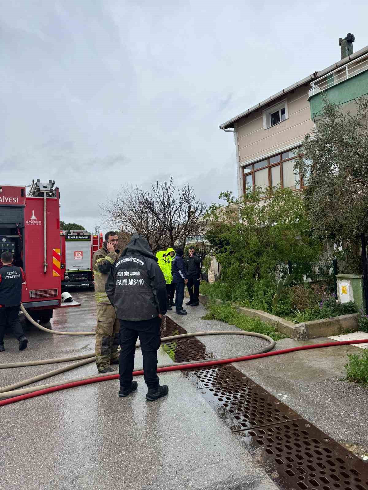 İzmir’de çıkan ev yangınında bir kişi hayatını kaybetti
