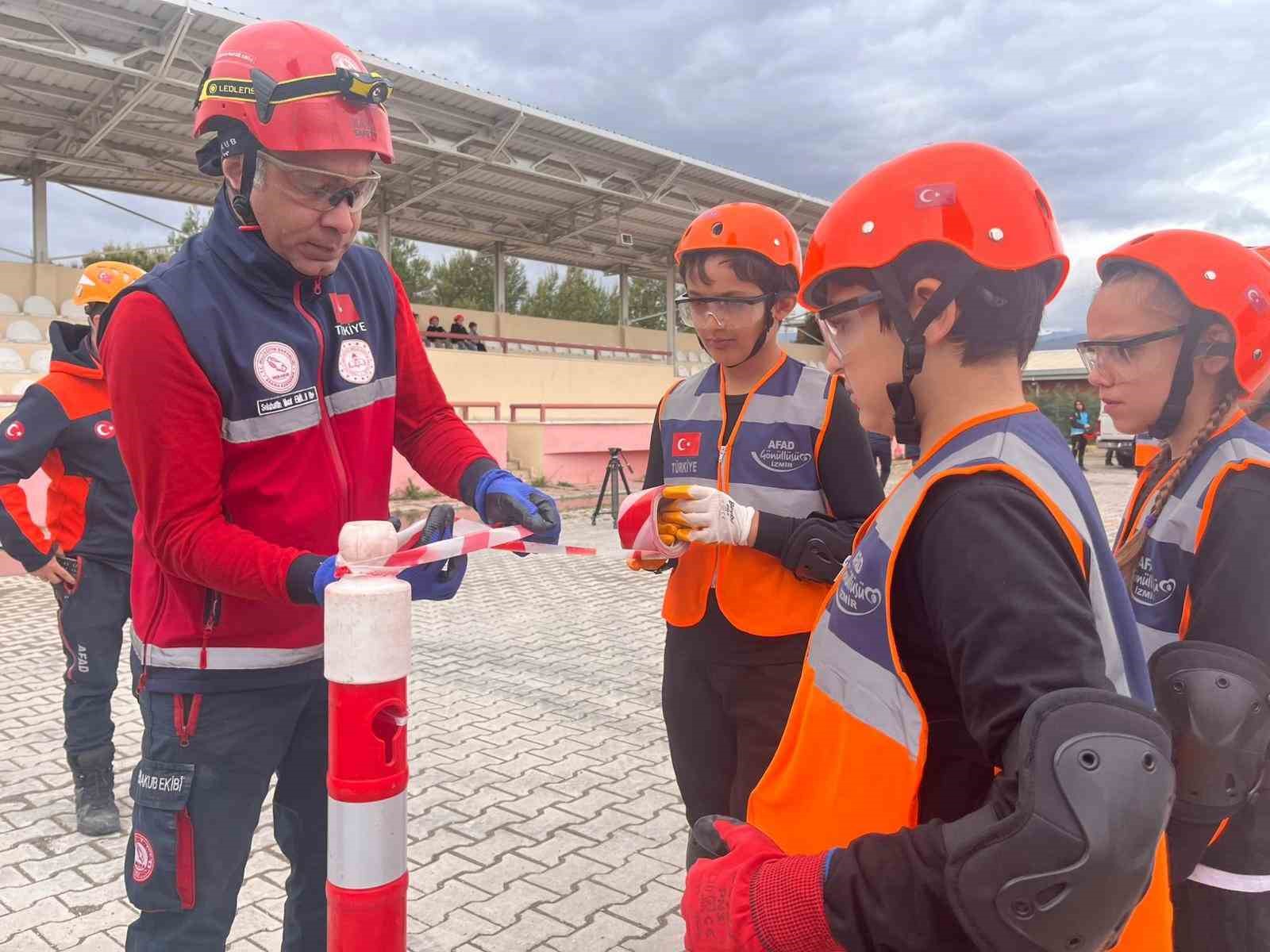 İzmir’de çocuklar 23 Nisan etkinliklerinde kriz yönetiminin başına geçti
