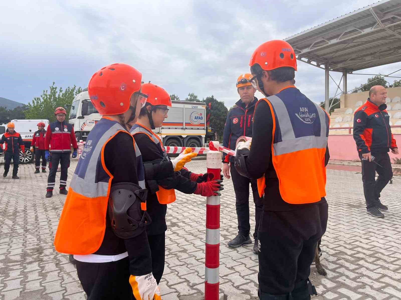 İzmir’de çocuklar 23 Nisan etkinliklerinde kriz yönetiminin başına geçti
