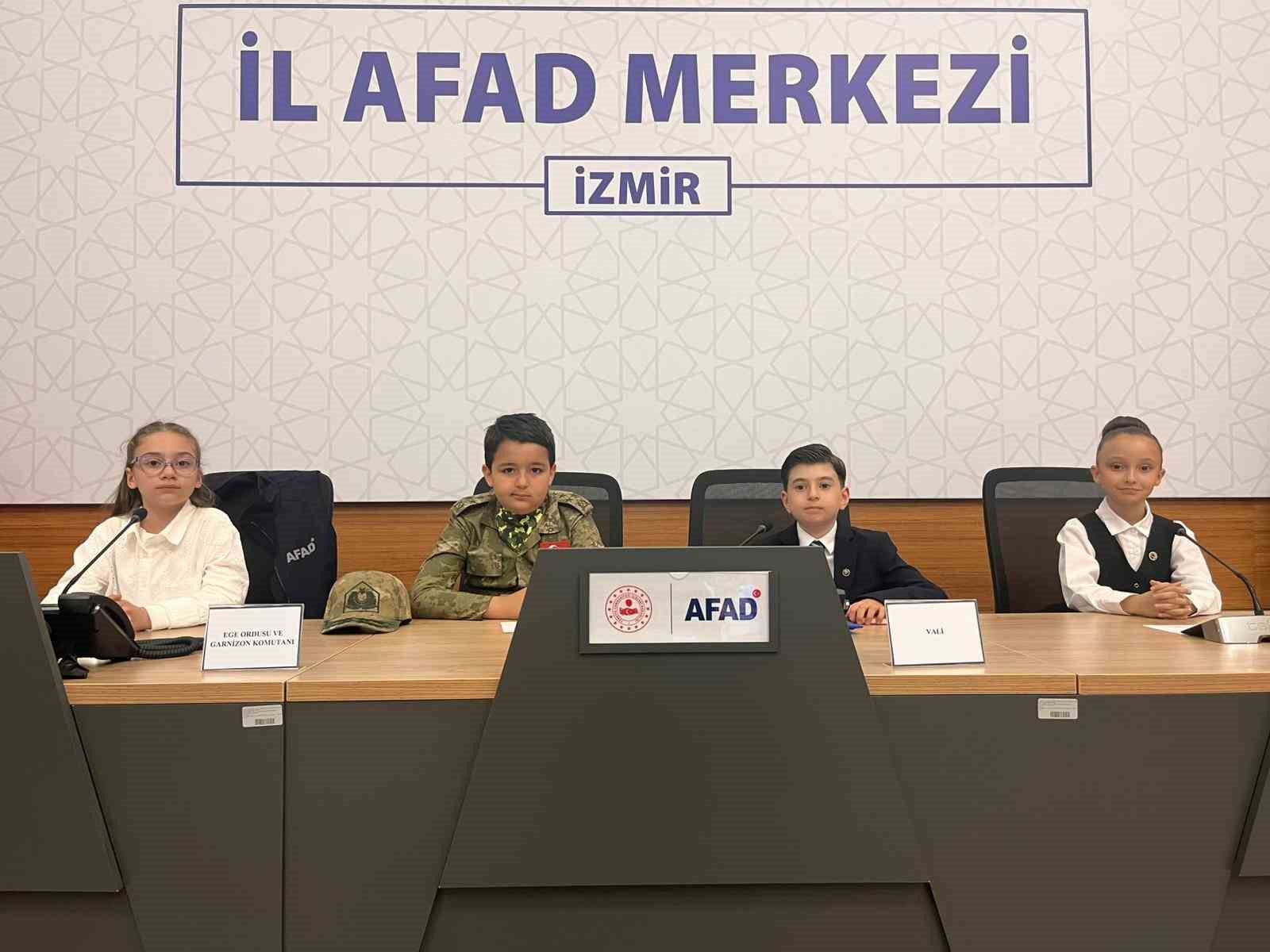 İzmir’de çocuklar 23 Nisan etkinliklerinde kriz yönetiminin başına geçti
