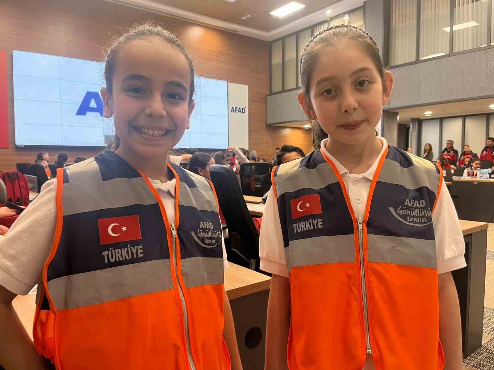 İzmir’de çocuklar 23 Nisan etkinliklerinde kriz yönetiminin başına geçti
