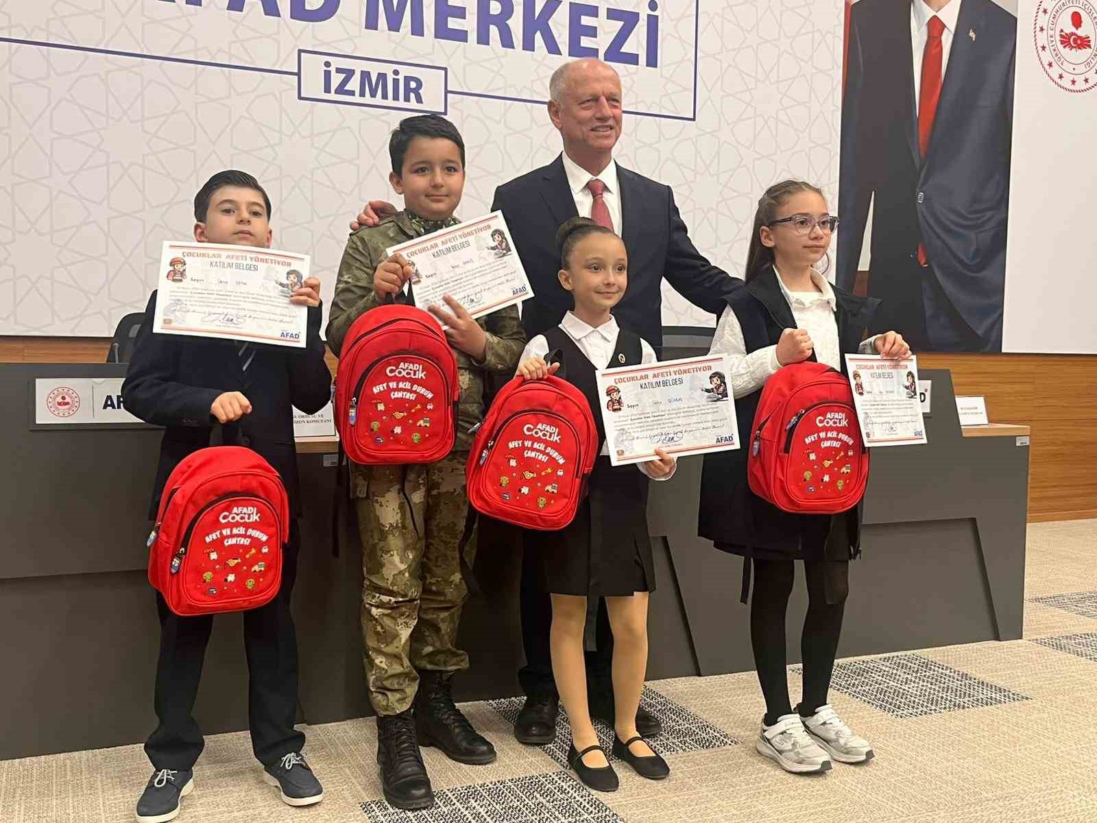 İzmir’de çocuklar 23 Nisan etkinliklerinde kriz yönetiminin başına geçti
